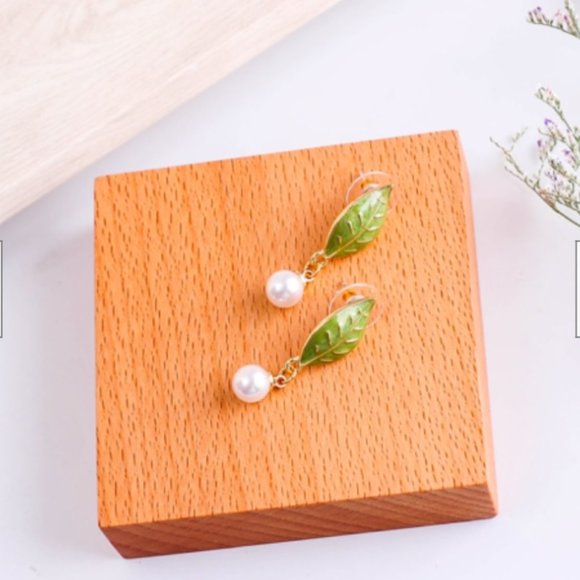 Pretty Leaf Enamel with Dangle Pearl Earrings Nwt - Picture 1 of 4